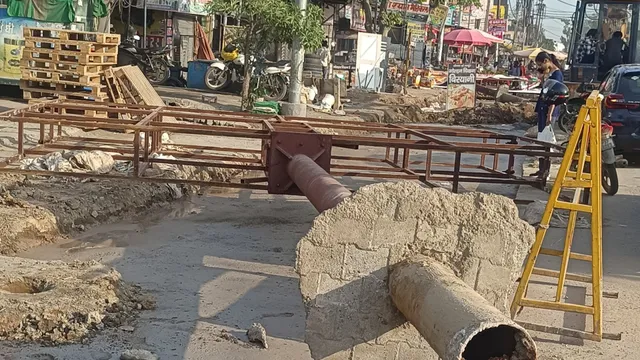 हापुड़ में सड़क का चौड़ीकरण, धौलाना में अवैध यूनिपोल पर चला चाबुक; हटने लगे अतिक्रमण
