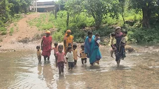 छत्तीसगढ़: स्कूल और आंगनबाड़ी जाने के लिए नाला पार करते हैं बच्चे