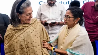 इंडी गठबंधन बैठक में सोनिया-ममता का खास पल, टेबल पर थपथपाया और पीठ थपथपाई