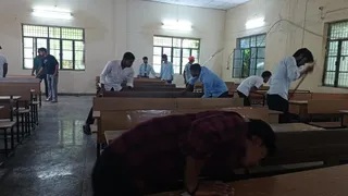 पूर्वांचल विश्वविद्यालय में छात्रों ने श्रमदान कर संवारा परिसर, रोपे गेंदे के पौधे और चमकाईं कक्षाएं।