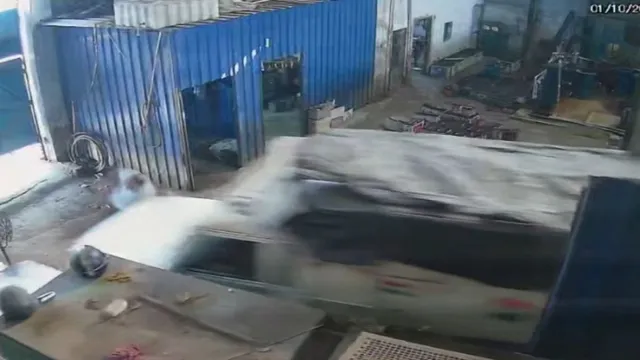 कानपुर फैक्ट्री में लोडर के कुचलने से कर्मचारी की मौत, टक्कर से गार्ड की भी हालत गंभीर; CCTV में कैद हुई घटना
