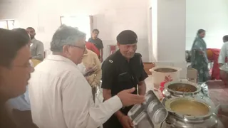 काशी विद्यापीठ मेस के खाने में मिला कीड़ा, छात्रों का फूटा गुस्सा, कुलपति ने लिया संज्ञान।