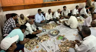 कैमरे की निगरानी में विंध्यवासिनी मंदिर गिनती करते लोग। जागरण
