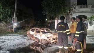 इंजन से धुआं निकलने के कुछ देर बाद ही पूरी कार जलकर कबाड़ हो गई। जागरण