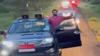 चलती कार में नेता पुत्र का स्टंट। (वीडियो ग्रैब)