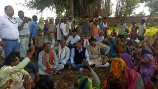 आंदोलन कर रहे विस्थापितों से चर्चा करते कांग्रेस के नेता।
