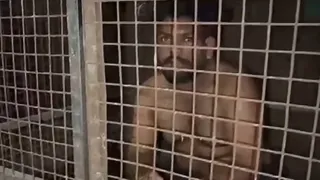 पटियाला में टिप्पर पलटने पर ड्राइवर को कुत्ते के पिंजरे में बंद कर पीटा। वीडियो से ली गई फोटो