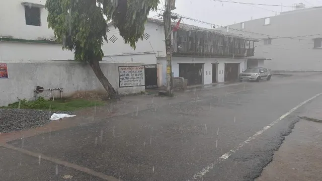 कहीं तरसे बदरा तो कहीं बरसे बेहिसाब! झारखंड में मानसून का अजब खेल, जानिए आपके जिले में कितनी हुई बारिश