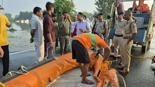 एनएच-722 पर पांच फीट पानी, आवागमन बंद