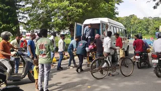 सोनभद्र में एंबुलेंस की देरी से एनटीपीसी परिसर के बाहर प्रसूता ने दिया बच्चे को जन्म।