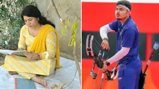 मां गीता दलाल ( सौ. सुधी पाठक) मैदान के एक कोने में दरी बिछाकर पढ़ाई कर रही होती थीं, तब कुशल तीरंदाजी का अभ्यास कर रहे होते थे।