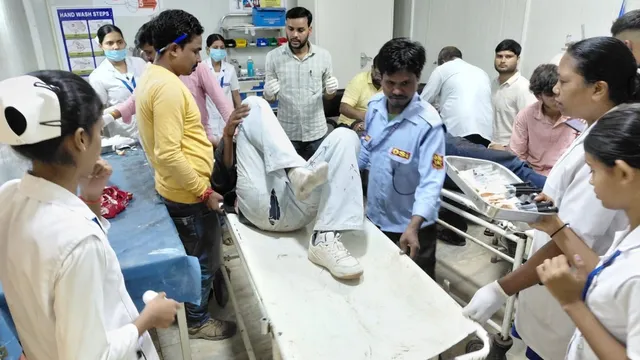 यूपी से बिहार के VTR घूमने आ रहे छात्रों की कार पेड़ से टकराई, पांच घायल, एक रेफर