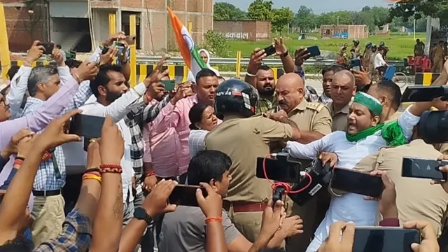 वाराणसी में ढेरही टोल पर किसान-पुलिस में नोकझोंक, आत्मदाह की कोशिश; 14 हिरासत में
