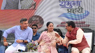 डीयू स्पोर्ट्स कांप्लेक्स में आयोजित कार्यक्रम में स्वच्छ यमुना प्रहरी एप के शुभारंभ के दौरान मुख्यमंत्री रेखा गुप्ता, केंद्रीय राज्य मेत्री व भाजपा प्रदेश अध्यक्ष हर्ष मल्होत्रा व मंत्री प्रवश वर्मा। जागरण
