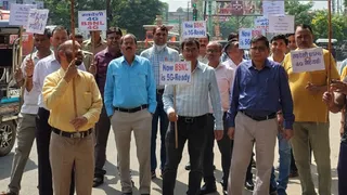 27वें स्थापना दिवस पर रोड शो निकालकर बीएसएनएल की योजनाओं का प्रचार-प्रसार करते अधिकारी व कर्मचारी। सौ. मीडिया प्रभारी
