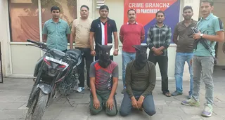 पंचकूला पुलिस की हिरासत में स्नैचिंग करने वाले जीजा-साला।