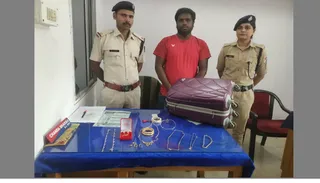 नंदन कानन एक्सप्रेस से बरामद बैग और गहनों के साथ आरपीएफ की टीम व यात्री। (फोटो साैजन्य)