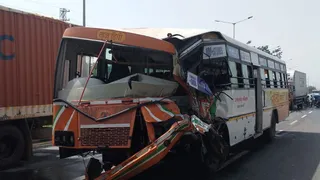 अरतौनी पर दुर्घटना के बाद खड़ी क्षतिग्रस्त बस।
