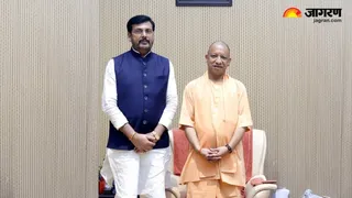 उत्तर प्रदेश के मुख्यमंत्री योगी आदित्यनाथ के साथ अनंत ओझा। (साैजन्य)
