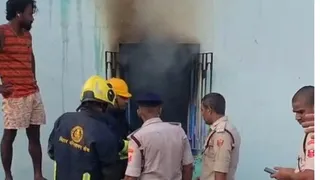 आग बुझाने का प्रयास करते अग्निशमन कर्मी। जागरण
