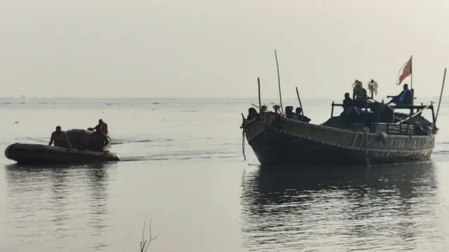 भागलपुर बियाडा घाट पर अफसरों व SDRF के सामने नाव पर 2 भैंस लादकर गंगा में निकला पशुपालक; बीच धार में पीछा कर पकड़ा