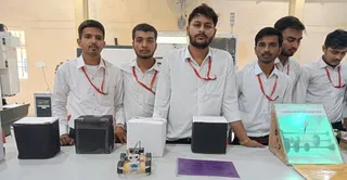 रोबोट को देखते हुए मानिकपुर विधायक अविनाश चंद्र द्विवेदी । आयोजक