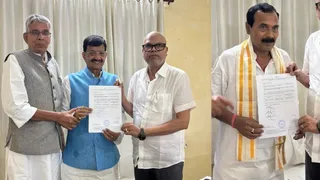 कांग्रेस प्रत्याशी को सहमति पत्र देते प्रदेश अध्यक्ष। सौ-पार्टी