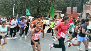 गांधी जयंती के अवसर पर प्रयागराज में आयोजित क्रास कंट्री रेस में दौड़तीं धाविकाएं। जागरण