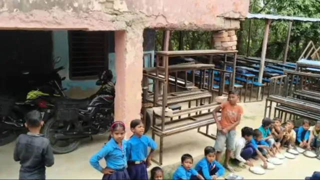दरभंगा के अलीनगर में जर्जर छत के नीचे बैठे बच्चे।