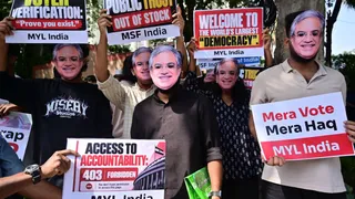 जंतर मंतर के समीप अशोक रोड पर चुनाव आयुक्त ज्ञानेश कुमार का मुखौटा लगाकर प्रदर्शन करते प्रदर्शनकार। चंद्र प्रकाश मिश्र