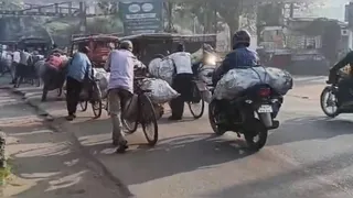 धनबाद में साइकिल के जरिए चोरी के कोयले की ढुलाई। (फाइल फोटो)