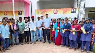 फुटपाथ दुकानदारों के साथ धनबाद रेल मंडल के डीआरएम अखिलेश मिश्र।(फोटो साैजन्य)