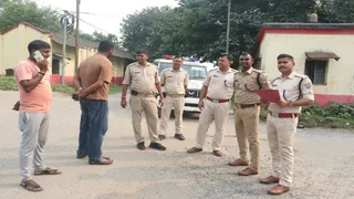 डीएस कालोनी के सामने ट्रैफिक सर्वे करती धनबाद पुलिस की टीम। (फोटो जागरण)