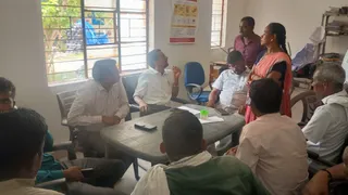 थाना पहुंचे सैकड़ों ग्रामीण। (जागरण)
