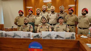 उत्तराखंड के तीन आरोपितों सहित चार गिरफ्तार, सात आधुनिक पिस्तौल बरामद।