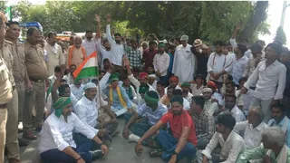 हसायन में यूजीसी के खिलाफ सड़क पर बैठ प्रदर्शन करते लोग।