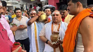 बाबा बैद्यनाथ मंदिर में जलाभिषेक करने जाते पवन साय और कर्मवीर सिंह। (फोटो जागरण)