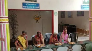 नहाय खाय का अनुष्ठान करतीं वृद्ध आश्रम में रहने वाली माताएं। सौजन्य: आश्रम