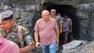 भंडाफोड़ करने के बाद अवैध कोयला खदान से बाहर निकलते निरसा के विधायक अरूप चटर्जी। (फोटो जागरण)