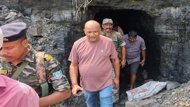 धनबाद में धड़ल्ले से चल रही कोयले की अवैध खदानें, निरसा विधायक अरूप चटर्जी ने खोली पोल