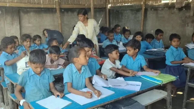 19 साल से भवन का इंतजार, मधेपुरा में टीन शेड के नीचे 200 बच्चों की पढ़ाई, चंदे से बना स्कूल; विभाग बेखबर

