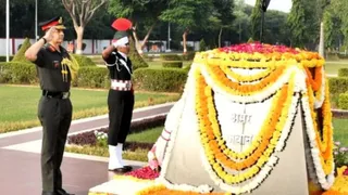 कोर-1 की कमान संभालने के बाद शहीद स्मारक पर सलामी देते लेफ्टिनेंट जनरल अखिलेश कुमार। फोटो सौ. सूचना कार्यालय