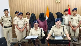 ऑटो लूट कांड का खुलासा करते एसपी सैयद इमरान मसूद और गिरफ्तार आरोपी।