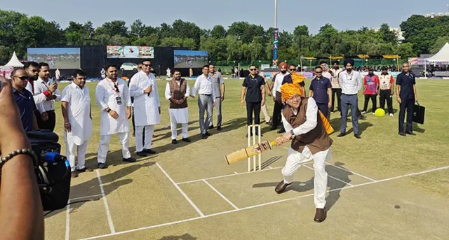 'नशे में नहीं, खेल मैदान में दिखें युवा...', उत्तराखंड के CM की हरियाणा में अपील, बैट से बॉल को बाउंड्री पार पहुंचा दिखाया जुनून
