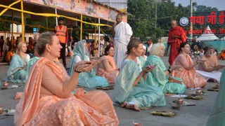 गयाजी के देवघाट पर पिंडदान करतीं विदेशी पिंडदानी महिलाएं। जागरण