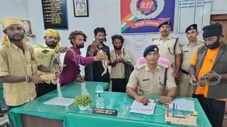 सामान्य कोच में यात्रियों के बीच दिखा रहे थे सांप