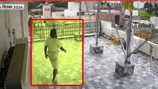 सीसीटीवी फुटेज में रसिक दुलारी के छत से कूदने के तुरंत बाद पहुंचे दूसरे साधक।