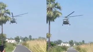 हेलीकॉप्टर से गिराई जा रही राहत सामग्री। वीडियो ग्रैब