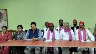 प्रयागराज के सिविल लाइंस स्थित प्रेस क्लब में पत्रकार वार्ता करते सपा नेता व पदाधिकारी। जागरण