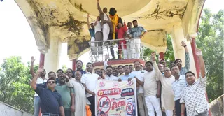 फूलबाग गांधी प्रतिमा पर धरना देते कानपुर उद्योग व्यापार मंडल के पदाधिकारी । जागरण